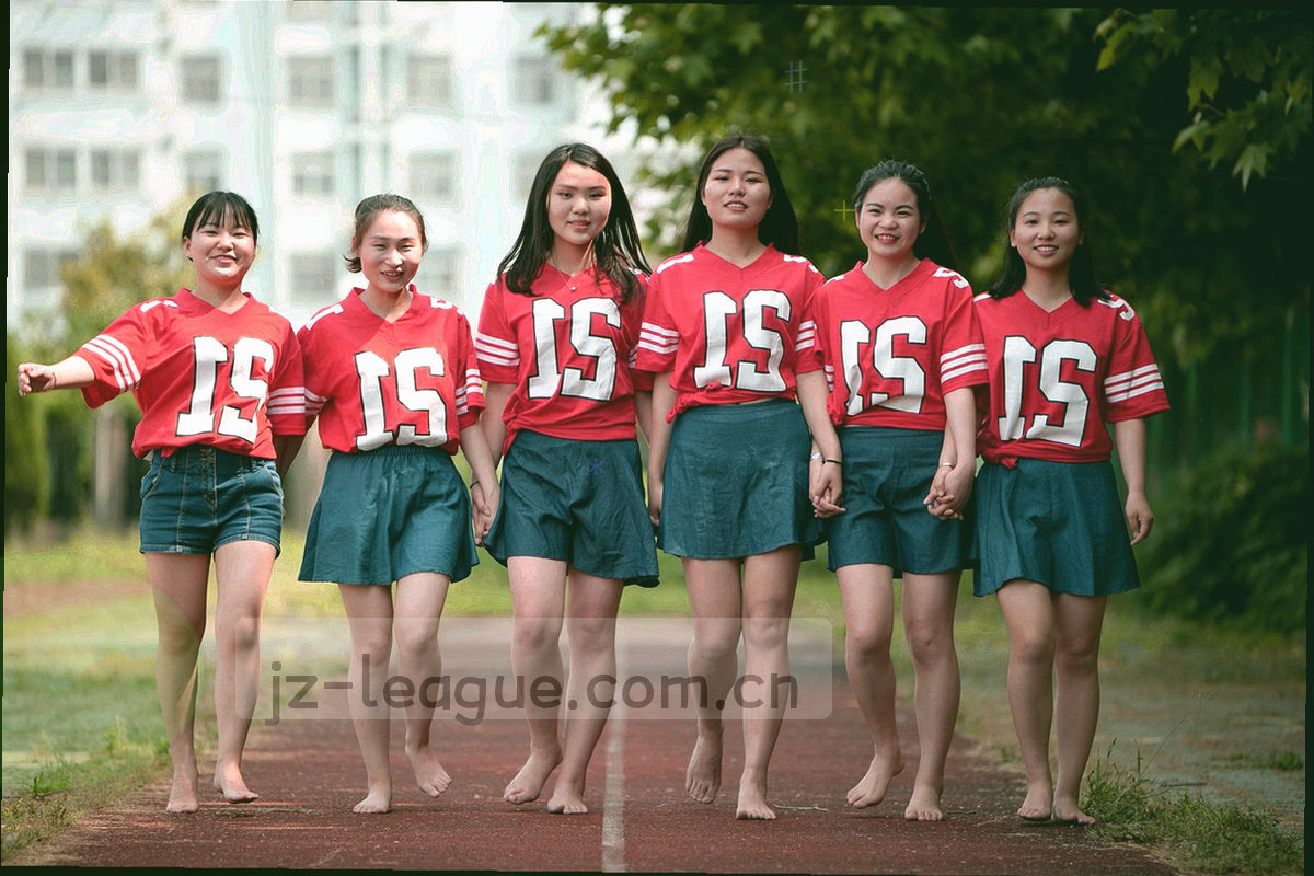 桌面上的赛程手写记录、笔记本与多台设备的局部特写，暖色灯光，画面中只出现手部